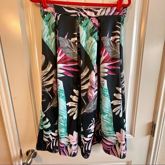 Boohoo Black Floral Full Midi Skater Skirt; SZ 10; Excellent used condition - Picture 3 of 7